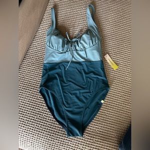 Summersalt women’s one piece swimsuit in size 8 (NWT)